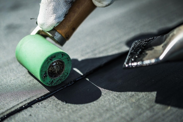 Foto instalación de membranas de epdm de caucho para techos de cerca