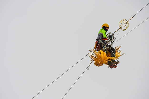 Instalación y montaje de torres eléctricas de gran altura