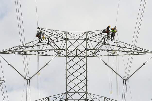 Instalación y montaje de torres eléctricas de gran altura