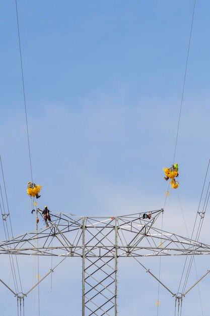 Instalación y montaje de torres eléctricas de gran altura