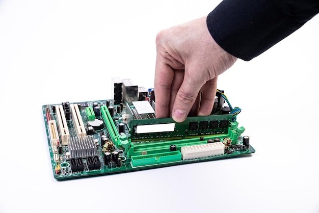 Instalación de una nueva memoria RAM DDR para un zócalo de procesador de computadora personal en un concepto de reparación o actualización de PC de reparación de servicio