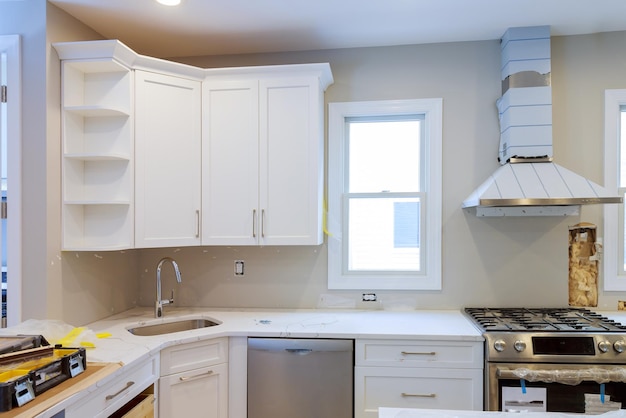 Instalación de una nueva placa de inducción en una cocina moderna hermosa cocina blanca