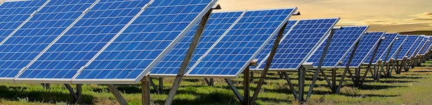 Instalación de paneles solares en el campo al atardecer