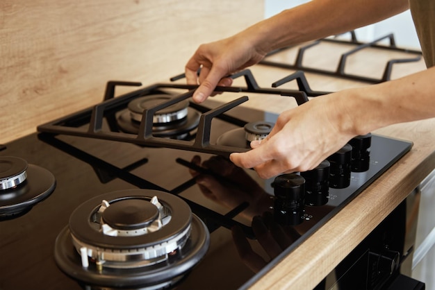 Instalación parrilla de estufa de gas después de la limpieza en la cocina