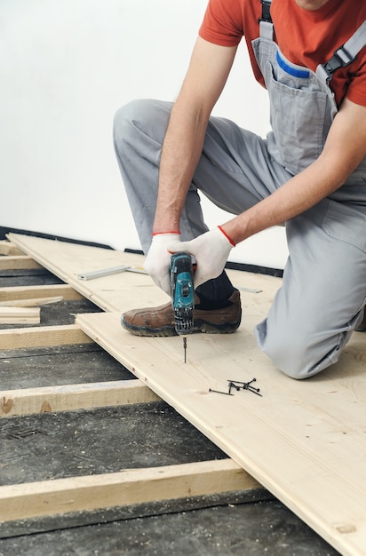 Instalación del piso de madera.