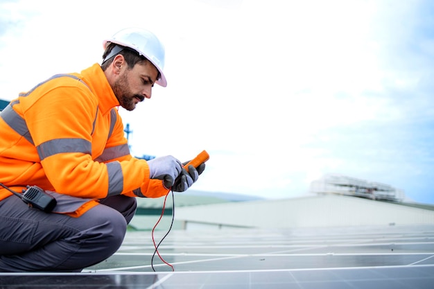 Instalación de una planta de energía solar como fuente de energía sostenible Trabajador colocando un panel solar en el techo