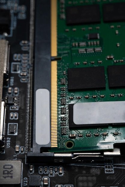 Instalación de RAM DDR4 Sodimm en la PC con el conector en el fondo de la placa base