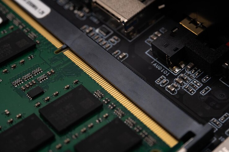 Foto instalación de ram ddr4 sodimm en la pc con el conector en el fondo de la placa base