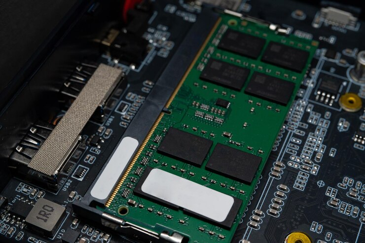 Foto instalación de ram ddr4 sodimm en la pc con el conector en el fondo de la placa base
