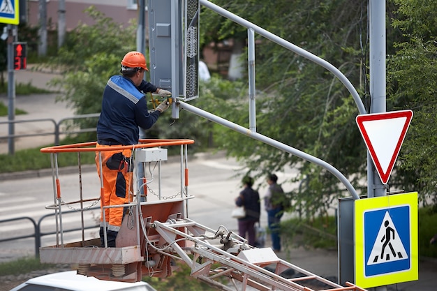 Instalación de un semáforo en un ascensor por la tarde en la ciudad de Syzran, Rusia.