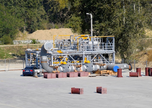 Foto instalación de separación y purificación de gas construcción de una estación de petróleo y gas