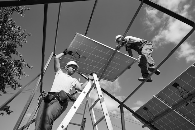 Instalación de un sistema de panel fotovoltaico solar autónomo