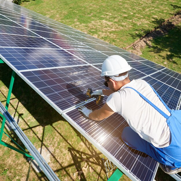 Instalación de un sistema de panel fotovoltaico solar autónomo