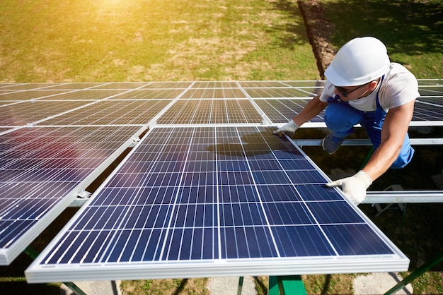 Foto instalación de un sistema de panel fotovoltaico solar autónomo