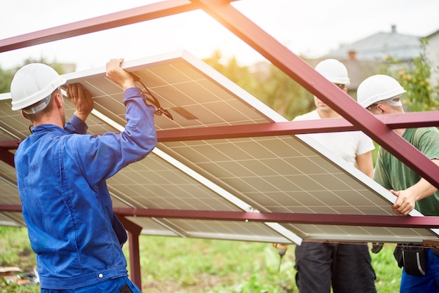 Instalación de un sistema de panel fotovoltaico solar autónomo