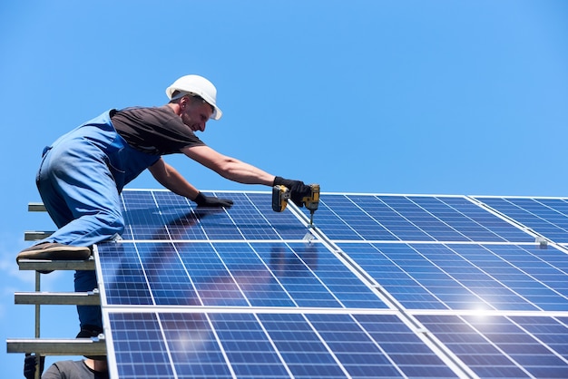 Instalación de un sistema de panel fotovoltaico solar autónomo