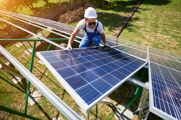 Instalación de un sistema de panel fotovoltaico solar autónomo