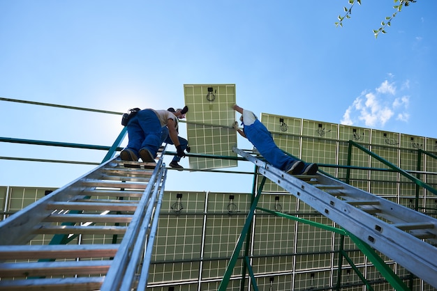 Instalación de un sistema de panel fotovoltaico solar autónomo