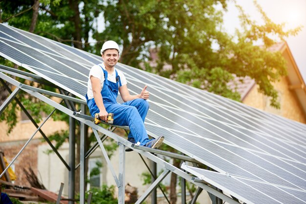 Instalación de un sistema de panel fotovoltaico solar autónomo