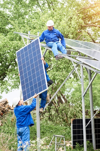 Instalación de un sistema de panel fotovoltaico solar autónomo