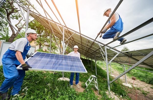 Foto instalación de un sistema de panel fotovoltaico solar autónomo