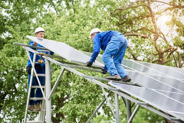 Instalación de un sistema de panel fotovoltaico solar autónomo