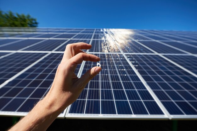 Instalación de un sistema de panel fotovoltaico solar autónomo