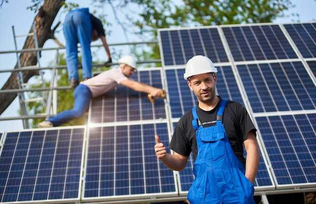 Instalación de sistema de panel solar independiente, energía verde renovable