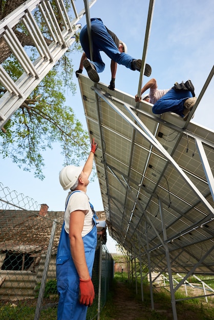 Instalación de sistema de panel solar independiente, energía verde renovable