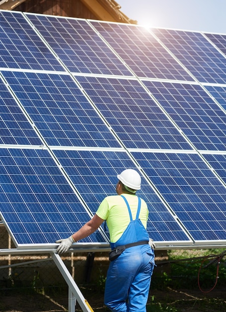 Instalación de sistema de panel solar independiente, energía verde renovable