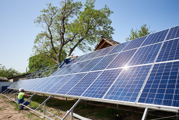 Instalación de sistema de panel solar independiente, energía verde renovable