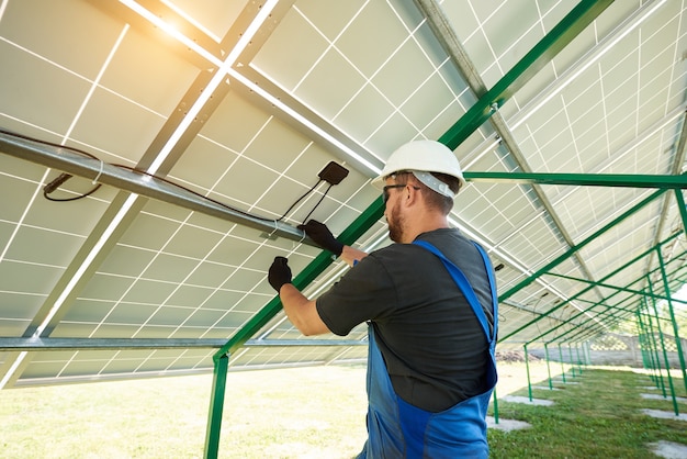 Instalación de un sistema de paneles fotovoltaicos solares autónomos