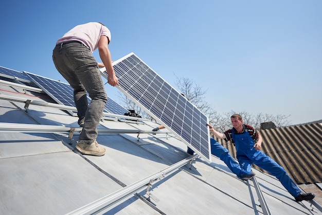 Instalación del sistema de paneles solares fotovoltaicos en el techo de la casa