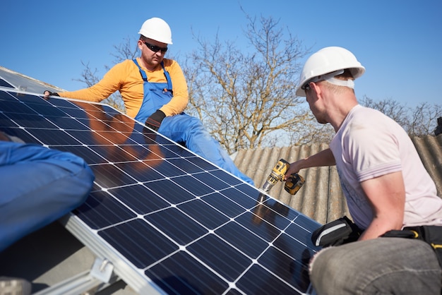 Foto instalación del sistema de paneles solares fotovoltaicos en el techo de la casa