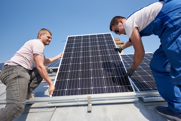Foto instalación del sistema de paneles solares fotovoltaicos en el techo de la casa