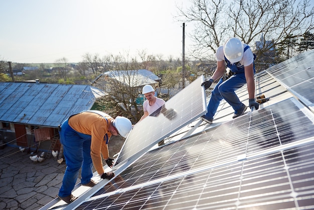 Instalación del sistema de paneles solares fotovoltaicos en el techo de la casa