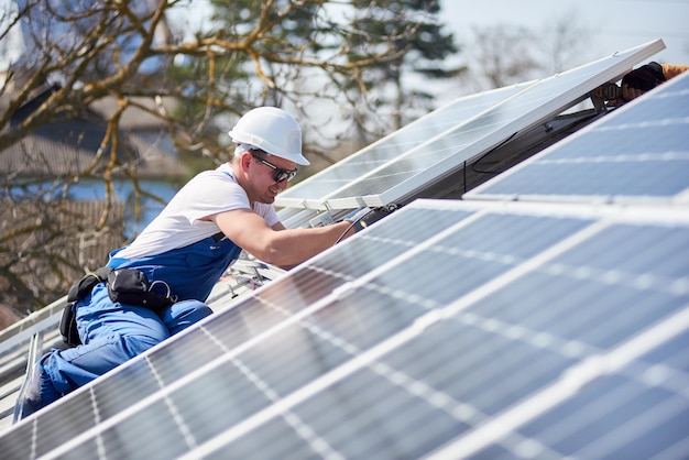 Instalación del sistema de paneles solares fotovoltaicos en el techo de la casa