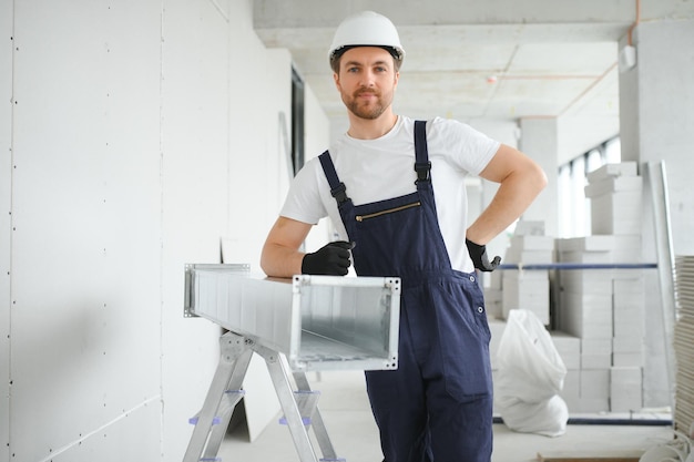 Instalación de sistemas de calefacción y refrigeración de almacenes por técnicos profesionales caucásicos Ventilación de edificios comerciales Canales rectangulares Distribución de aire