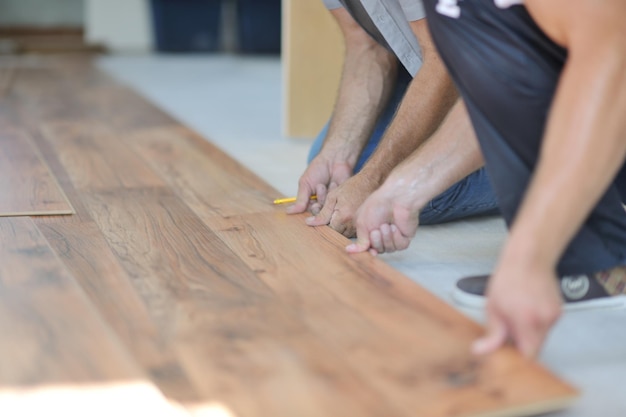 Instalación de suelo laminado en casa nueva interior