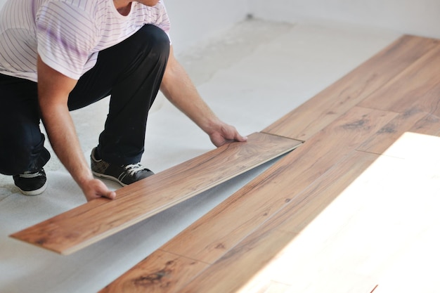 Instalación de suelo laminado en casa nueva interior