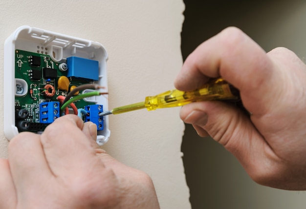 Instalación de un termostato ambiental programable.