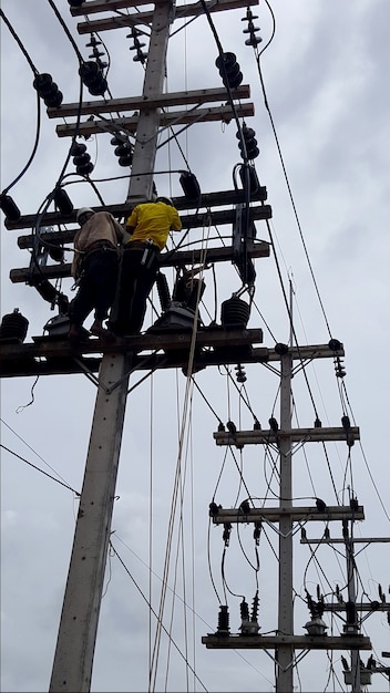 Instalación del transformador de corriente y del transformador de potencial en el poste de energía del poste eléctrico