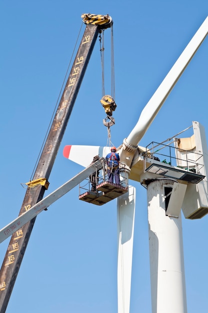 Instalación de una turbina eólica.