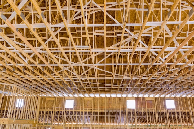 Foto instalación de vigas de madera con vigas de techo para la construcción de condominios