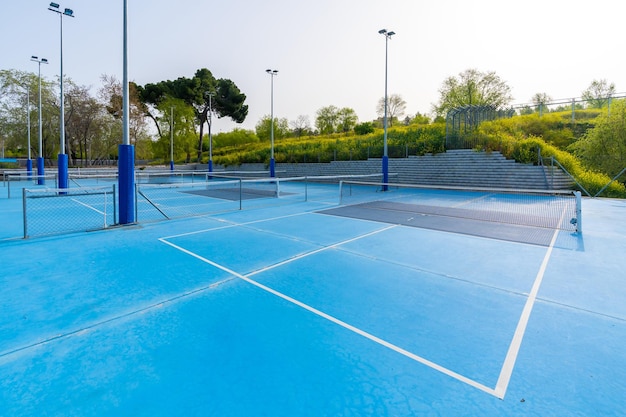 Foto instalaciones deportivas al aire libre con canchas de pickleball