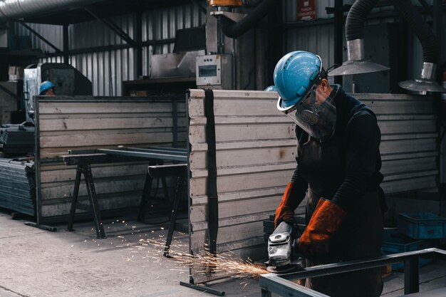 Instalaciones de producción en la fábrica y los trabajadores