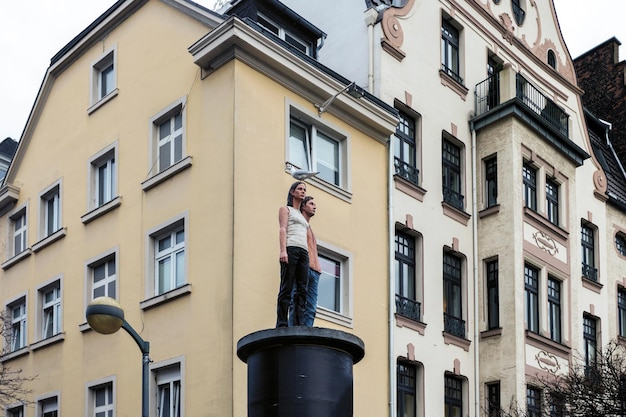 Instalações de figuras humanas estátuas Sulenheiligen em Dusseldorf