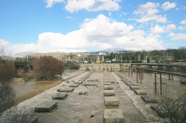 Instalações de proteção antifluxo de lama no rio Dushanbinka Dushanbe Tajiquistão