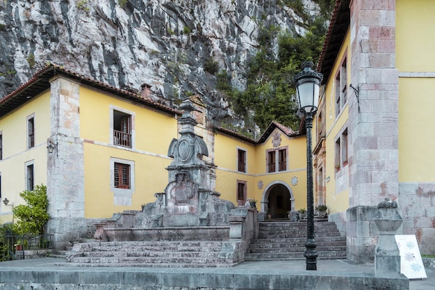 Instalações do hotel junto à gruta de Santina em Covadonga Astúrias Espanha