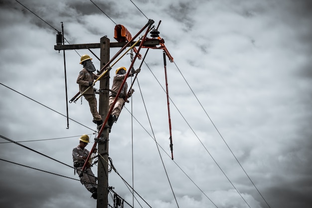 Foto el instalador de energía está reemplazando el aislante dañado